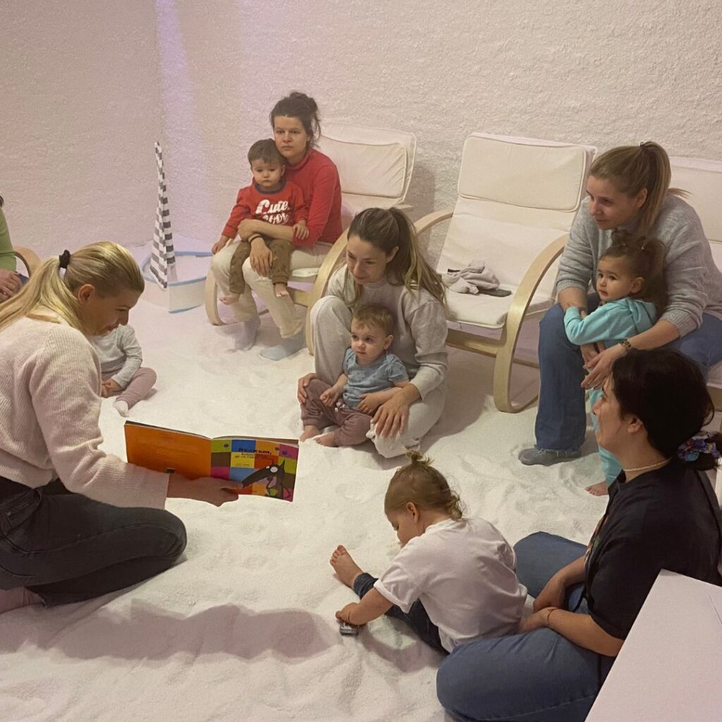 Детско четене в солна стая