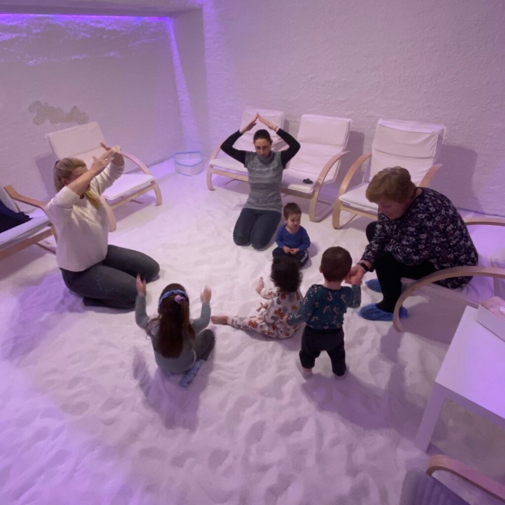 Детско четене в солна стая