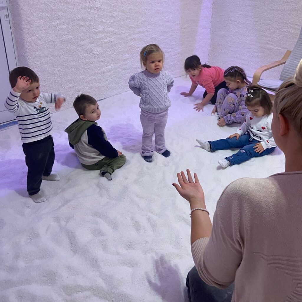 Детско четене в солна стая