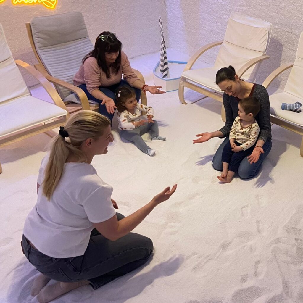 Детско четене в солна стая